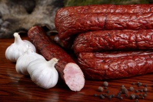 Jak Tuchów kiełbasą stoi. Kiełbasa Tuchowska jest znana i ceniona w całej Polsce, a klienci sami przyjeżdżają po nią z różnych części kraju.