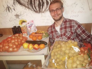 Jak Przemysław Ogłaza szuka jedzenia w… koszach na śmieci