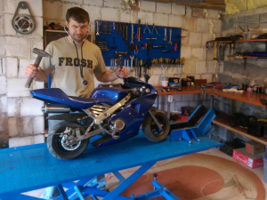 Waldemar Bajorek z Rzepiennika Strzyżewskiego od najmłodszych lat interesował się motoryzacją, dlatego postanowił otworzyć warsztat motocyklowy - Motoszopa.