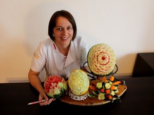 Anna Bujak i noże, czyli jak stworzyć „owocowe rzeźby”