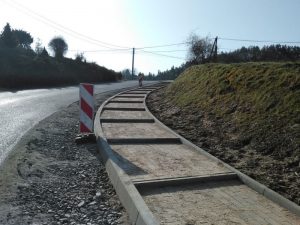 Żurowa: Miał być chodnik, powstały… schody