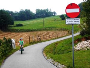 Tuchów: Rowerzysta bez ścieżek