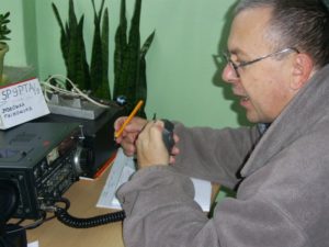 Na świecie jest ponad 3,5 mln krótkofalowców, którzy nasłuchują wiadomości związanych z pogodą w danym obszarze świata oraz nawiązują nowe znajomości.