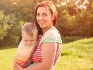 Chociaż wózki wciąż brylują na tarnowskich ulicach, to coraz popularniejsze staje się noszenie dzieci w nosidłach lub chustach.