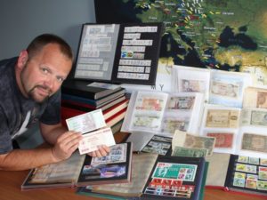 Sławomir Mikos – zbierając znaczki i banknoty