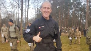 Policjant w skórze komandosa