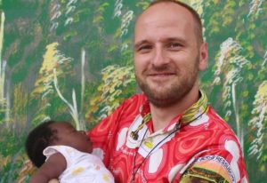 ks. Maciej Fleszar: Malaria groźniejsza niż koronawirus