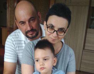 Leon Pichner z rodzicami. 3-letni Leon z Tuchowa cierpi na rzadką mutację genu powodującą notoryczne ataki epilepsji. Trwa walka, aby 3-latek powrócił do zdrowia.