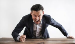 Przeklinanie w modzie