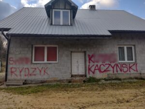Zalasowa: Obraźliwe hasła na budynku mieszkalnym
