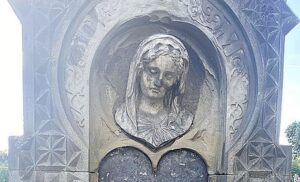 Pleśna: Apelują o pomoc w remoncie nagrobka