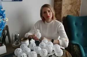 Agata Wierzgacz i choinka z koronkowymi ozdobami