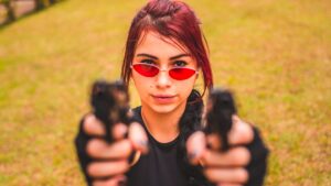 Polacy chcą mieć dostęp do broni! Jak wynika z policyjnych statystyk, Polacy coraz chętniej występują o pozwolenie na posiadanie broni. , Fot. Canva