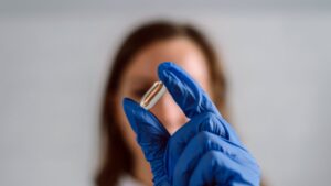 Grupa nielegalnie wytwarzająca leki na potencję w rękach policji, Fot. Canva