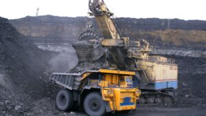 Niemiecki koncern energetyczny RWE rozpoczął prace demontażowe farmy wiatrowej, dzięki czemu możliwa będzie rozbudowa... kopalni węgla brunatnego. , Fot. Canva