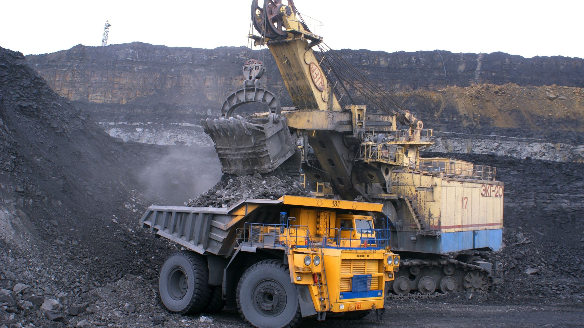 Niemiecki koncern energetyczny RWE rozpoczął prace demontażowe farmy wiatrowej, dzięki czemu możliwa będzie rozbudowa... kopalni węgla brunatnego. , Fot. Canva
