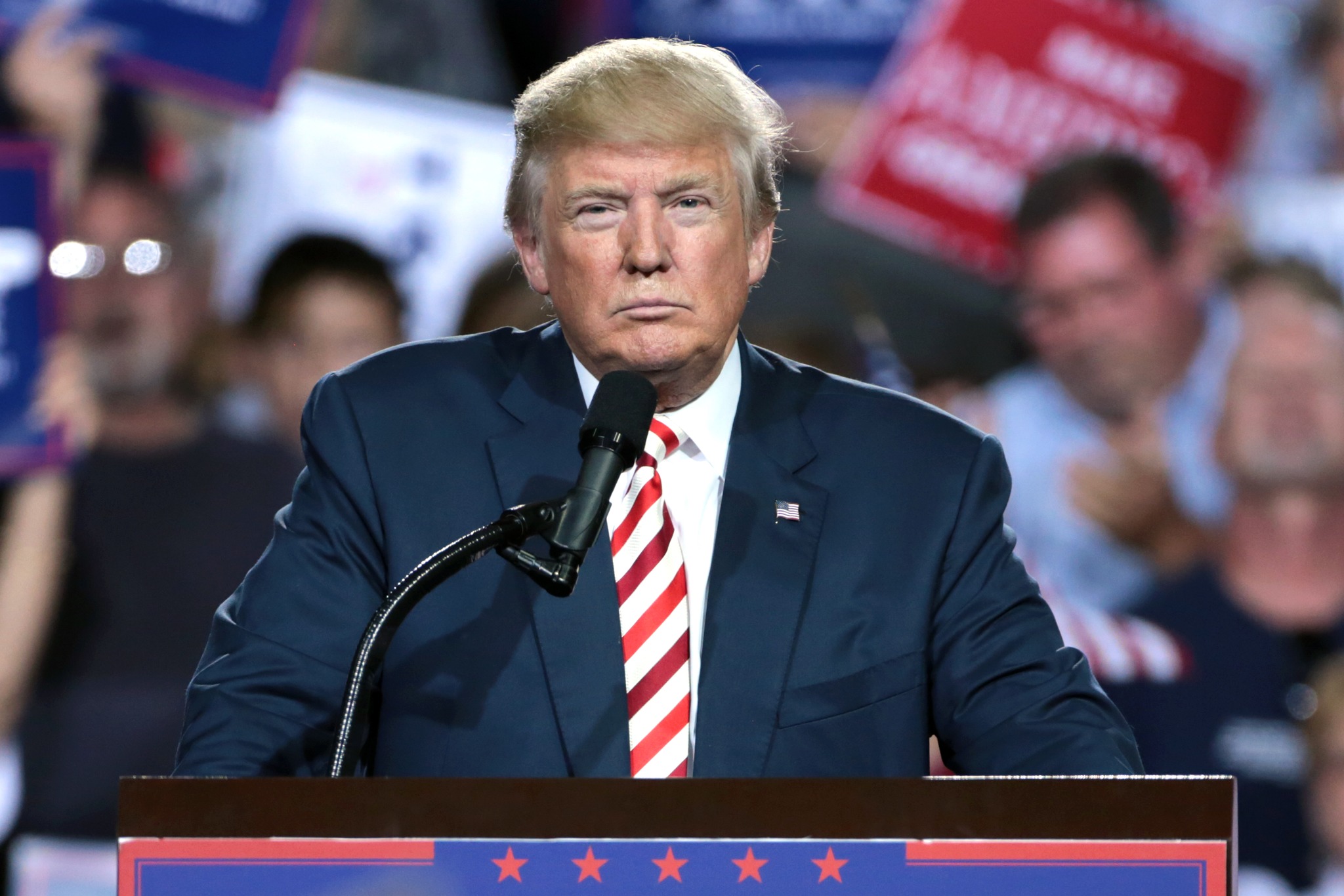 Donald Trump w opałach? Amerykański dziennikarz Tucker Carlson obawia się, że „stały Waszyngton” podejmie kroki, aby... zamordować byłego prezydenta USA., fot. Wikimedia Commons