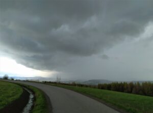 Opady i ich rodzaje. Opad konwekcyjny jest charakterystyczny dla przejścia chmur opadowo-burzowych, czyli rozbudowanych w pionie chmur cumulonimbus, fot. Marek Sowa
