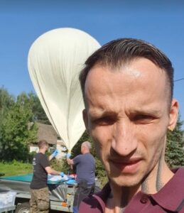 Raper wypuszcza w niebo balony, bo chce dowieść, iż... Ziemia jest płaska. Raper z Poznania, AKASH wypuścił dziś w niebo balony, fot. Instagram AKASH