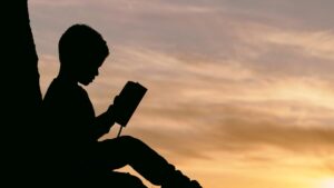 W 1965 r. UNESCO ogłosiło 8 września Światowym Dniem Umiejętności Czytania, którego celem jest zwrócenie uwagi na umiejętność pisania i czytania, Fot. Canva