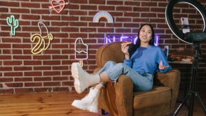 Celebryci, czyli banda nierobów, którymi zachwycają się nastolatki…, fot. Canva