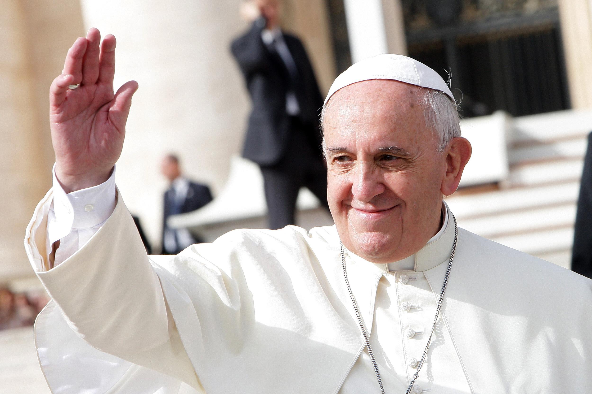 W co gra papież Franciszek Papież Franciszek zasugerował otwarcie wobec kwestii udzielania przez księży błogosławieństwa parom osób tej samej płci.