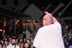 Wiele osób twierdzi, że nasz świat powoli schodzi na psy, podając różne przykłady zmian, jakie w nim zachodzą. Dlaczego tak się dzieje