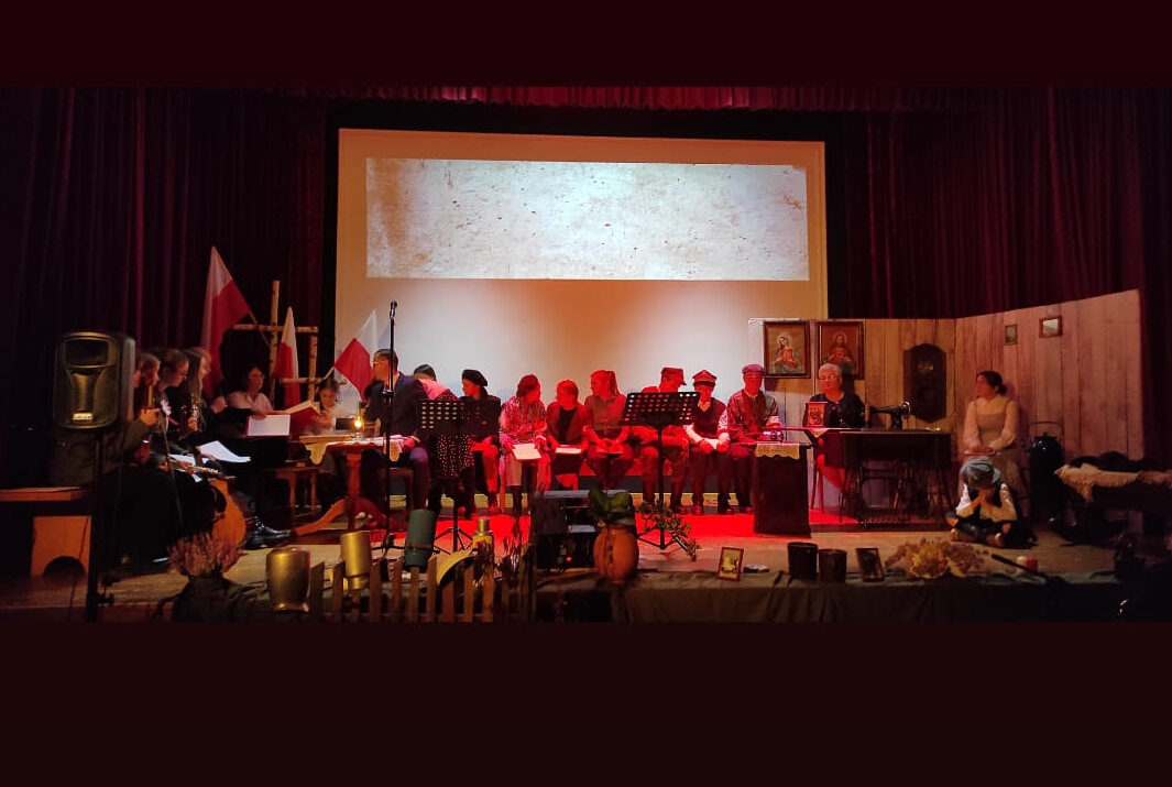 W Ołpinach w powiecie tarnowskim członkowie stowarzyszenia "Pro Patria" zorganizowali kolejną edycję "Patriotycznego Śpiewania" z okazji Narodowego Święta Niepodległości.