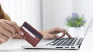 Finansiści przewidują szybką likwidację transakcji gotówkowych, fot. Canva