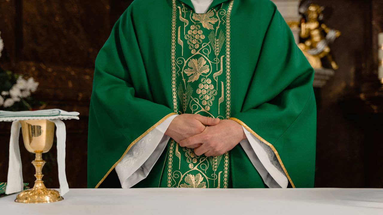 Ksiądz i żarty z ambony, fot. Canva