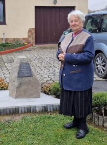 Na fot. Krystyna Schabowska (Czaplińska) ostatni żyjący naoczny świadek przy pomniku upamiętniającym tragiczne wydarzenie z 4 sierpnia 1942 r