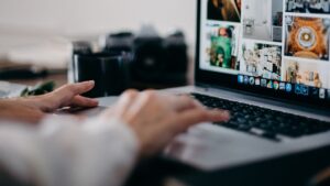 Młodzież nie interesuje się polityką, przesiaduje godzinami w sieci i nie radzi sobie ze stresem