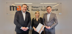 fot.: MARR SA; o d lewej: po Dyrektora MCP Adam Ślusarczyk, Prezes Fundacji Inteligentna Małopolska Barbara Grodowska, Prezes MARR SA Marcin Kozik