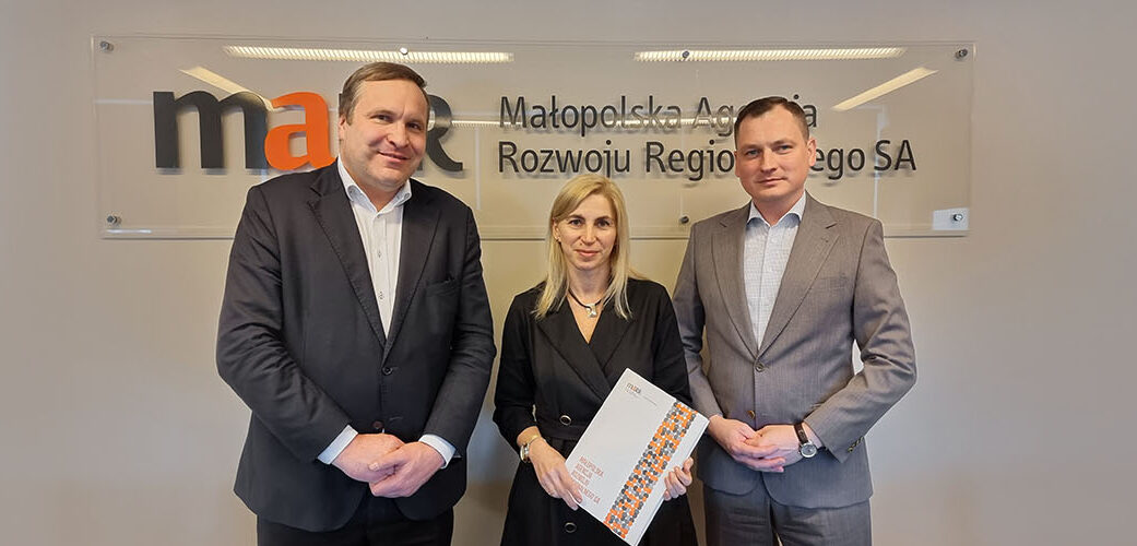 fot.: MARR SA; o d lewej: po Dyrektora MCP Adam Ślusarczyk, Prezes Fundacji Inteligentna Małopolska Barbara Grodowska, Prezes MARR SA Marcin Kozik