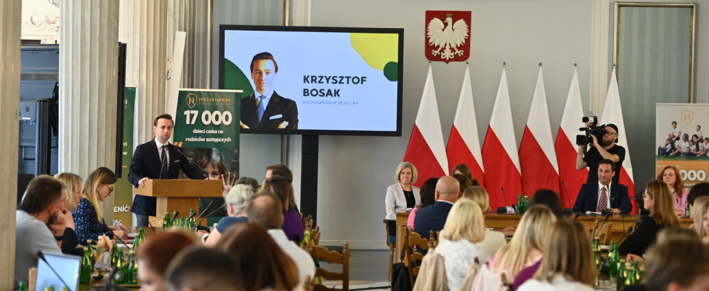 KRZYSZTOF BOSAK OTWORZYŁ KONFERENCJĘ „DOM, KTÓRY ŁĄCZY – SYSTEM I WSPARCIE RODZIN ZASTĘPCZYCH”