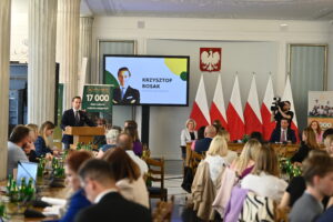 KRZYSZTOF BOSAK OTWORZYŁ KONFERENCJĘ „DOM, KTÓRY ŁĄCZY – SYSTEM I WSPARCIE RODZIN ZASTĘPCZYCH”