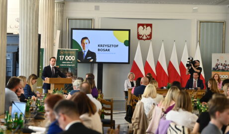 KRZYSZTOF BOSAK OTWORZYŁ KONFERENCJĘ „DOM, KTÓRY ŁĄCZY – SYSTEM I WSPARCIE RODZIN ZASTĘPCZYCH”