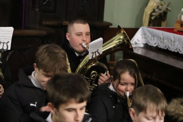 Wizytacja biskupa Leszka Leszkiewicza w parafii Rzepiennik Biskupi 2 50