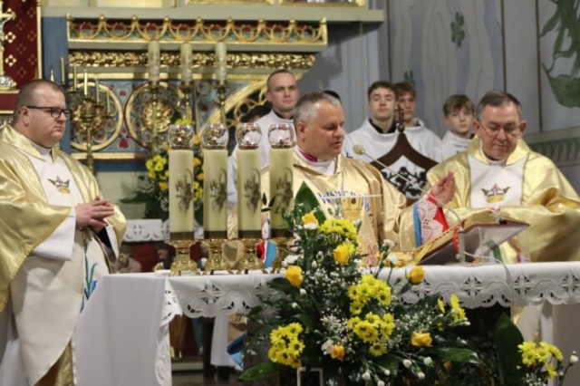 Wizytacja biskupa Leszka Leszkiewicza w parafii w Rzepienniku Biskupim 100