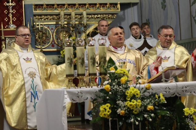 Wizytacja biskupa Leszka Leszkiewicza w parafii w Rzepienniku Biskupim 107