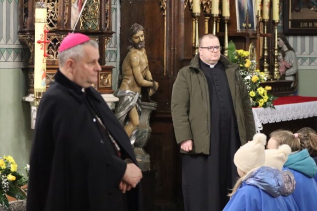 Wizytacja biskupa Leszka Leszkiewicza w parafii w Rzepienniku Biskupim 14