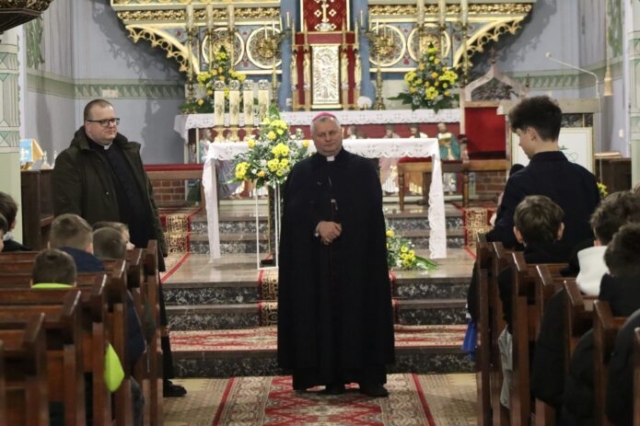 Wizytacja biskupa Leszka Leszkiewicza w parafii w Rzepienniku Biskupim 17