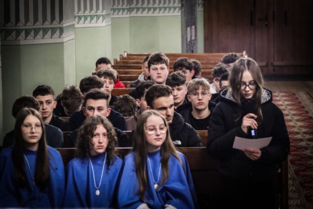 Wizytacja biskupa Leszka Leszkiewicza w parafii w Rzepienniku Biskupim 19