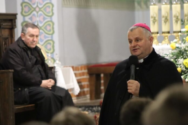 Wizytacja biskupa Leszka Leszkiewicza w parafii w Rzepienniku Biskupim 30