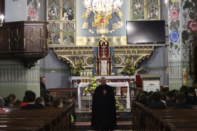 Wizytacja biskupa Leszka Leszkiewicza w parafii w Rzepienniku Biskupim 33