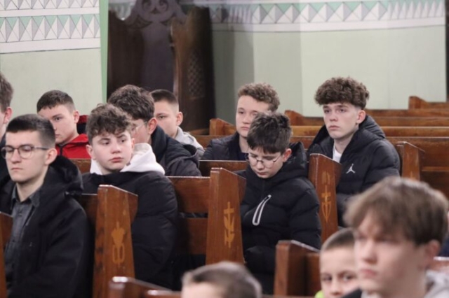 Wizytacja biskupa Leszka Leszkiewicza w parafii w Rzepienniku Biskupim 35