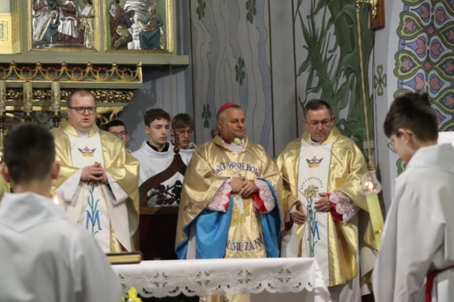 Wizytacja biskupa Leszka Leszkiewicza w parafii w Rzepienniku Biskupim 64