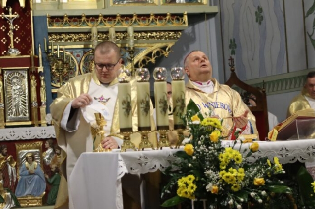 Wizytacja biskupa Leszka Leszkiewicza w parafii w Rzepienniku Biskupim 92