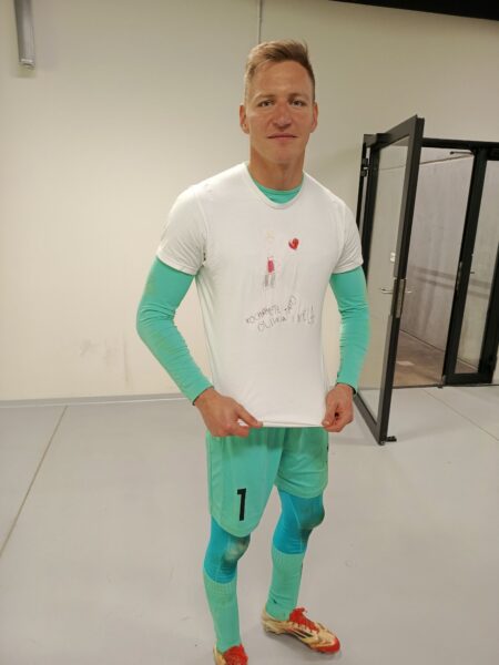 Dawid Kudła w specjalnej koszulce od swoich córek po meczu GKS Katowice Motor Lublin